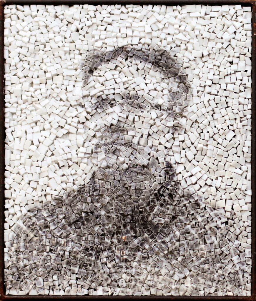 Spectre 6, portrait photographique anonyme en noir et blanc sur mosaïque contemporaine oeuvre de Clément Mitéran
