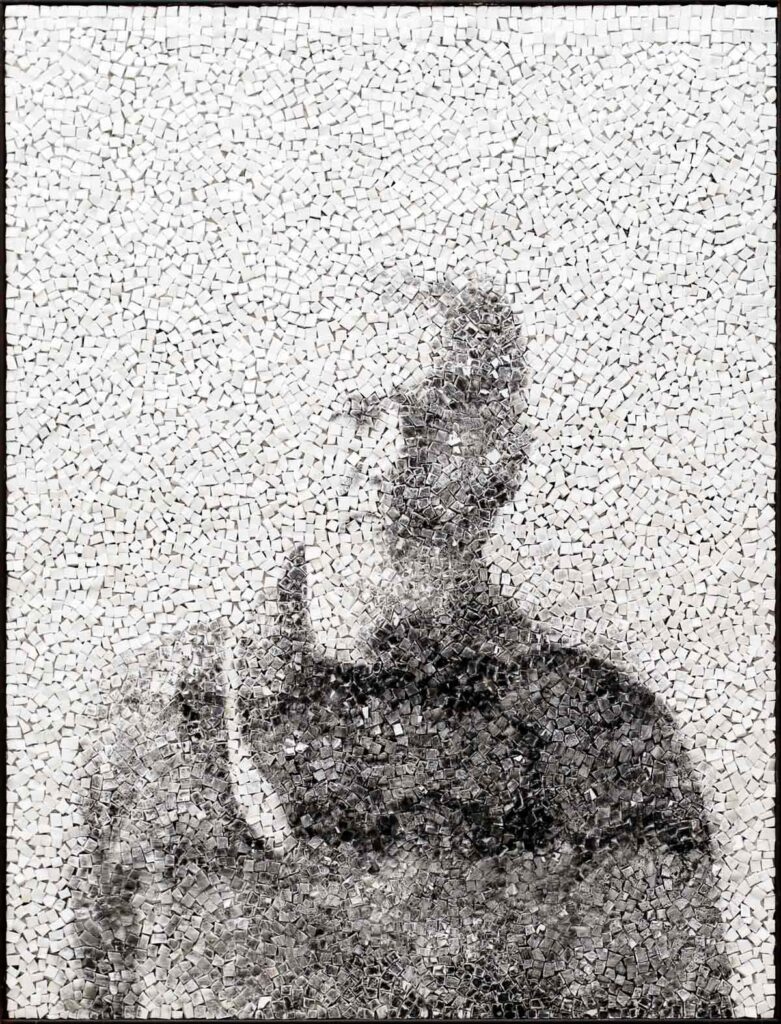 Photographie de l’œuvre "Trace II" de l'artiste Clément Mitéran, photographie anonyme d'un artiste tirée sur une mosaïque faite de verre blanc