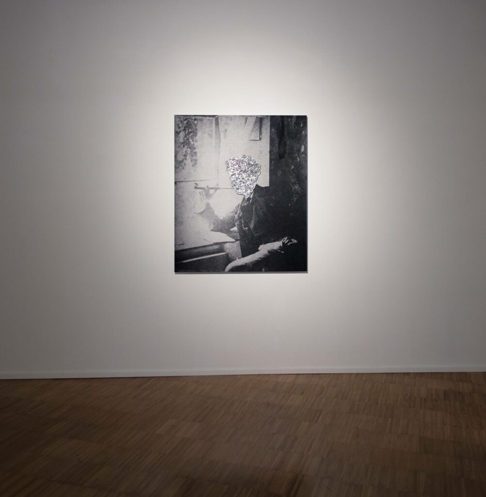 Œuvre de Clément Mitéran dans l'exposition "Échos des visages", avec le commissariat d'exposition de Michel poivert.