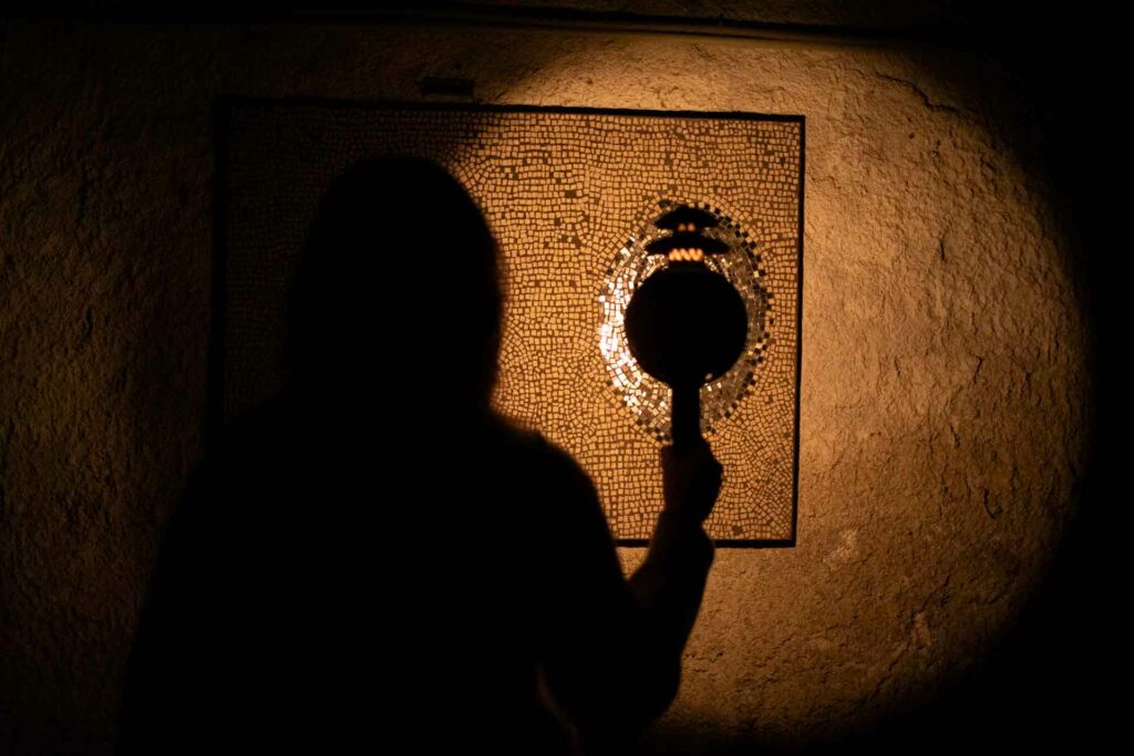 Spectral silhouettes on tesserae – Shadows and memory